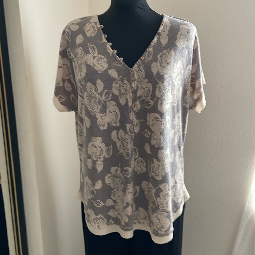 Bucket List women’s soft knit top size M. Floral design.
